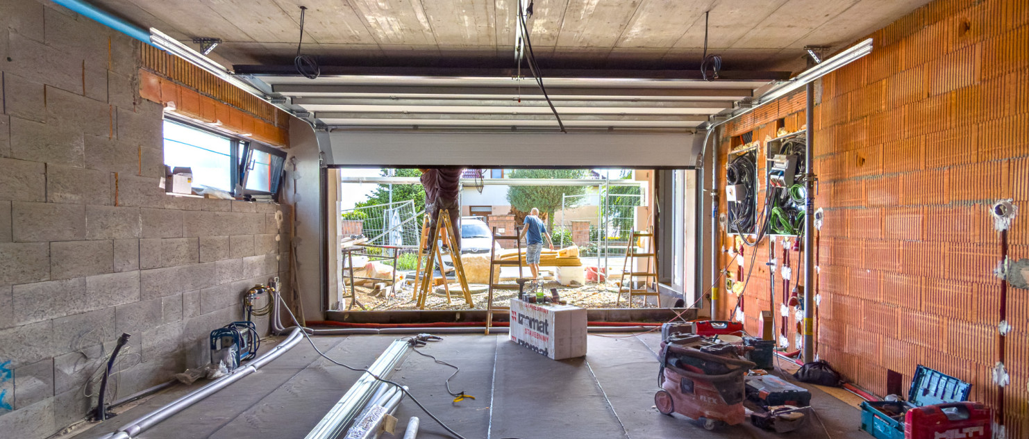 V garáži se dokončuje technické vybavení